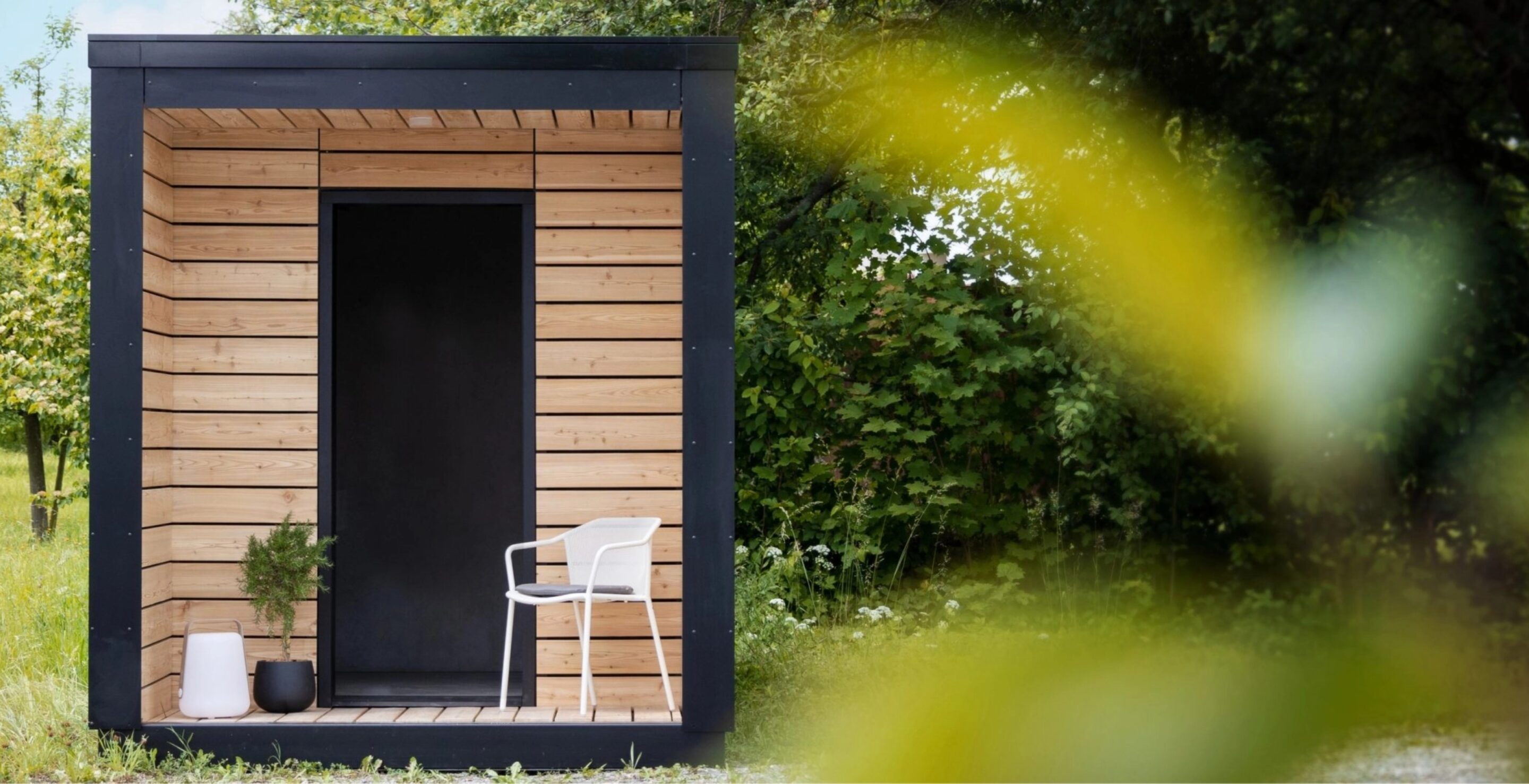 Der Bad Container tinyblue besticht von aussen durch sein modernes Holz-Design.